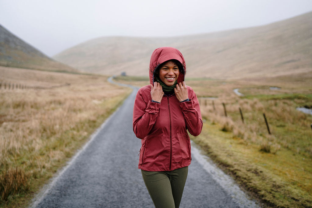 Woman wearing a FINDRA Stroma jacket