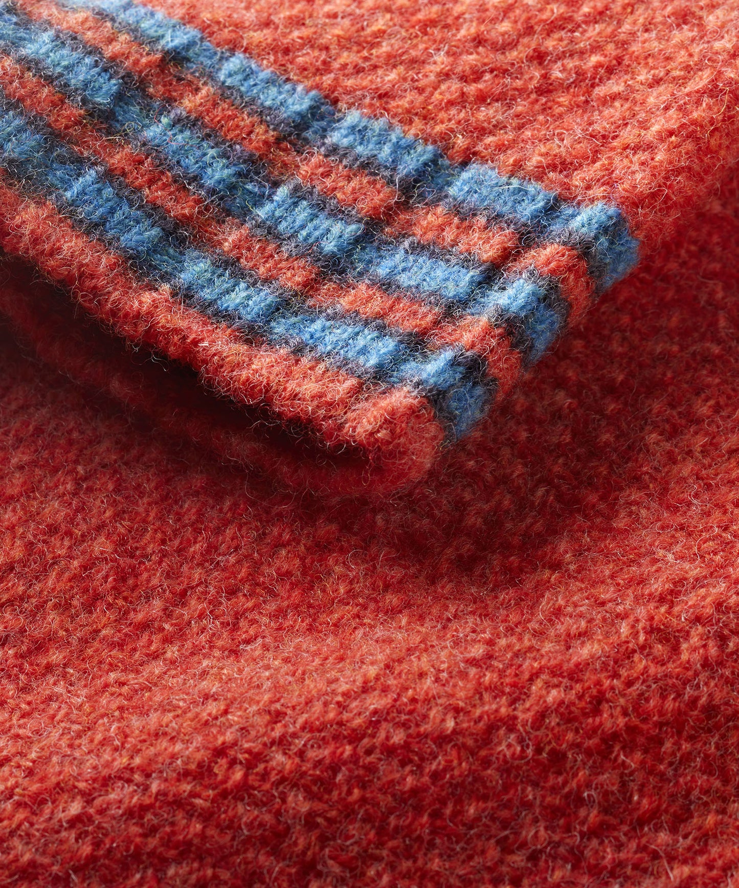 FINDRA Betty Lambswool Beanie Inferno Detail